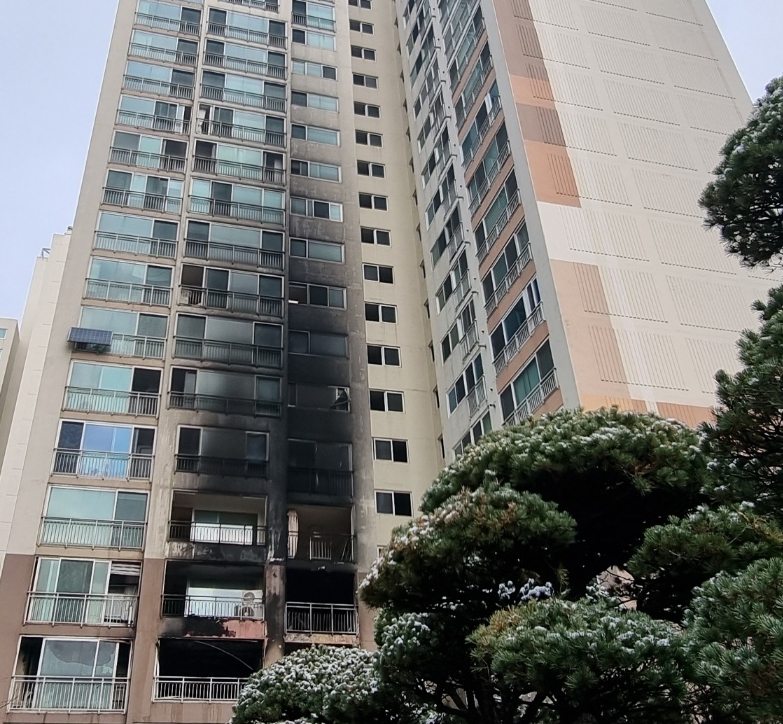 성탄절인 25일 새벽 서울 도봉구의 한 아파트에서 불이 나 2명이 숨지고 29명이 다쳤다. 이날 오전 불이 완전히 꺼진 뒤 아파트 외벽에 화재의 흔적이 남아 있다. 김예슬 기자