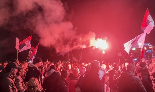 24일(현지시간) 세르비아 총선 부정선거를 규탄하는 야권 지지자들이 수도 베오그라드 시청 앞에 모여 규탄 구호를 외치고 있다. 베오그라드 타스 연합뉴스