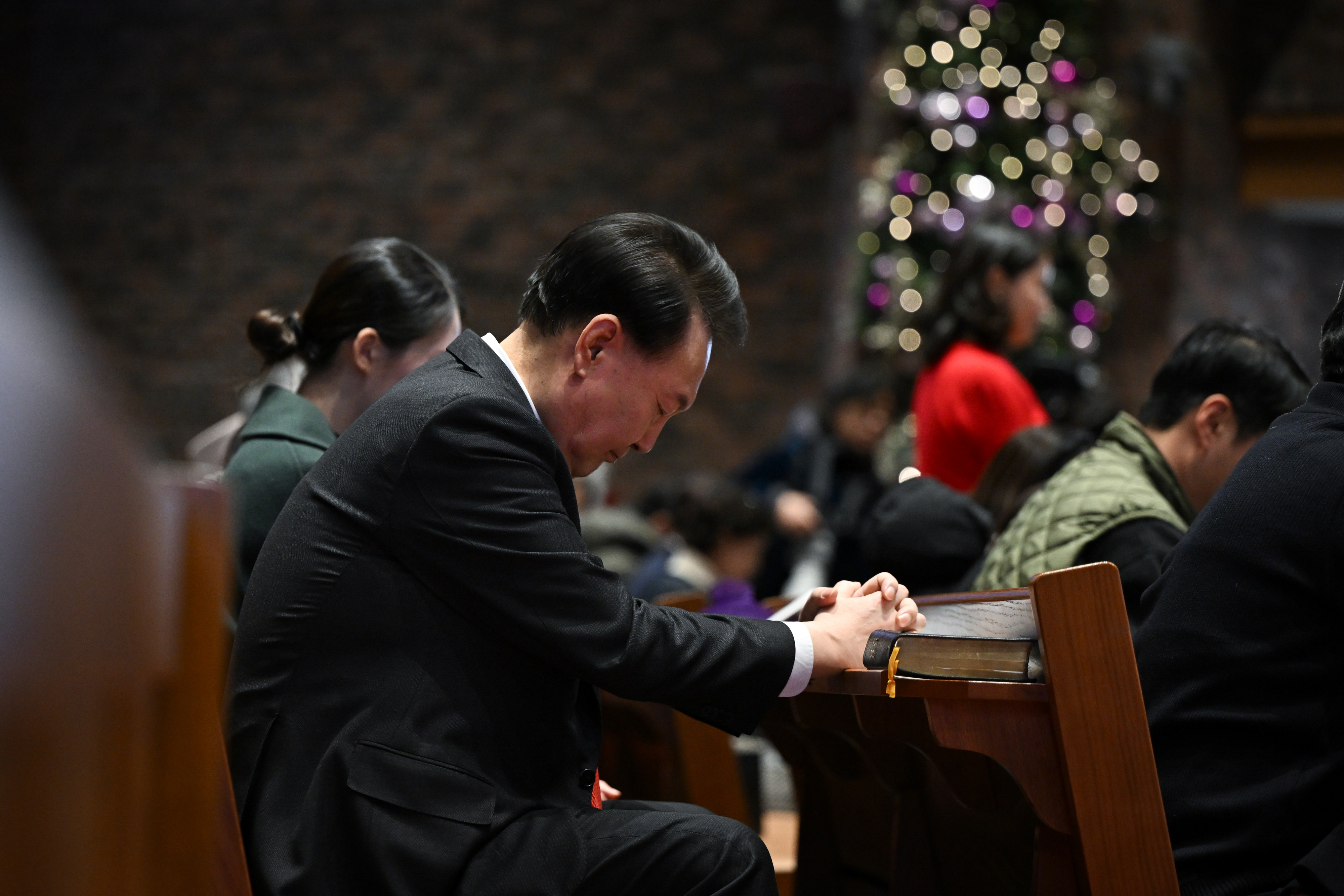 성탄절인 25일 윤석열 대통령이 서울 중구 정동제일교회에서 열린 성탄 예배에 참석해 기도하고 있다. 대통령실 제공