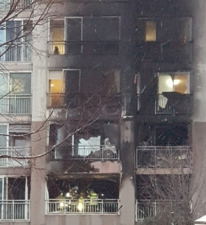 지난해 12월 25일 오전 4시 58분쯤 서울 도봉구 방학동에 있는 고층 아파트에서 불이 나 2명이 숨졌다. 연합뉴스