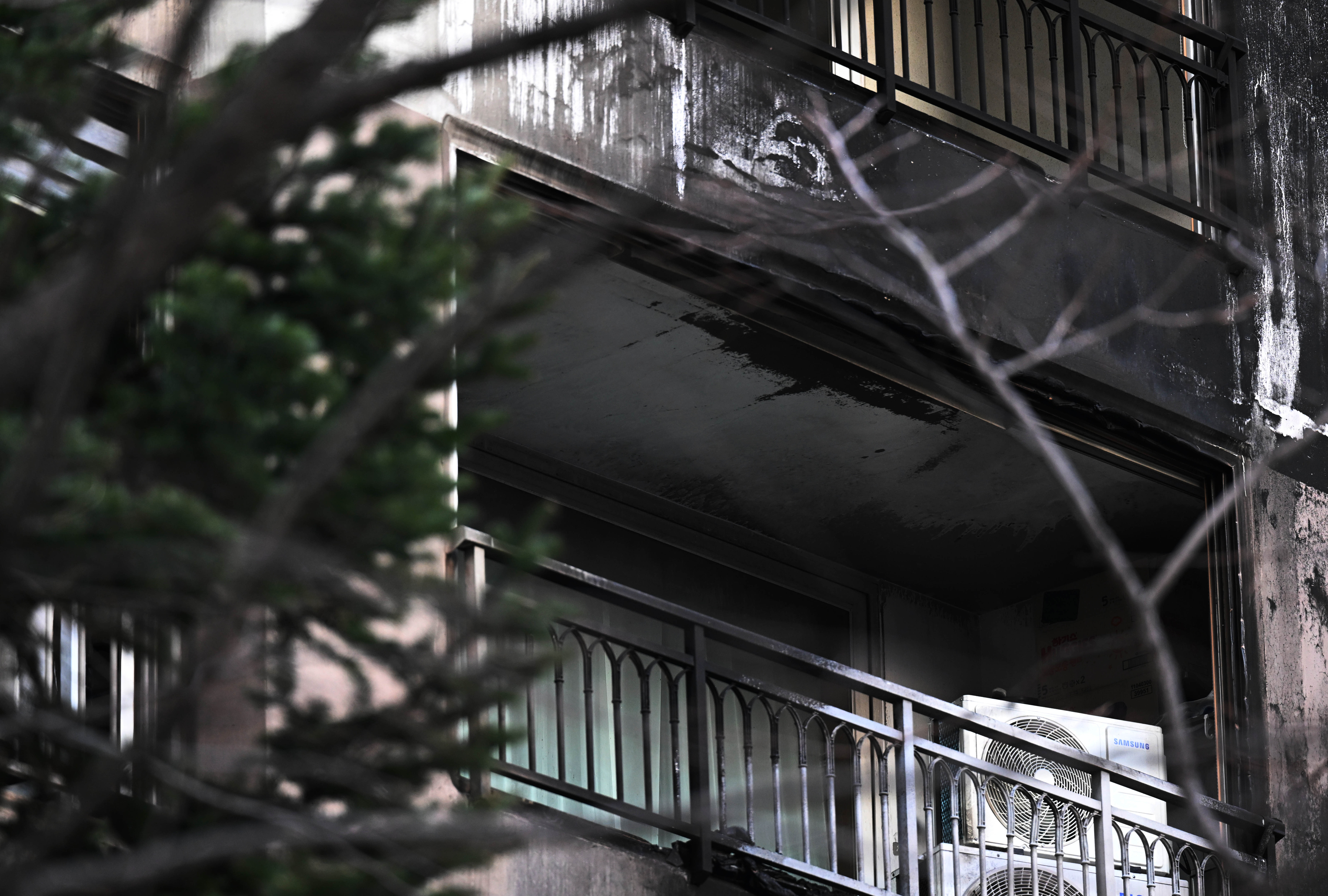 연휴 마지막 날이자 성탄절인 25일 새벽 서울 도봉구의 한 고층 아파트에서 불이 나 2명이 숨지고 29명이 다쳤다. 사진은 이날 사고 현장의 모습. 2023.12.25 홍윤기 기자