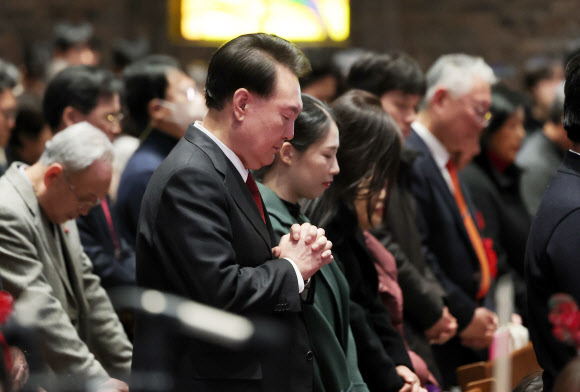 윤석열 대통령이 25일 서울 중구 정동제일교회에서 열린 성탄 예배에 참석해 기도하고 있다. 2023.12.25 대통령실 제공