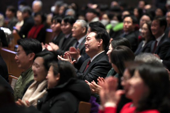 정동제일교회 성탄 공연 관람하는 윤석열 대통령