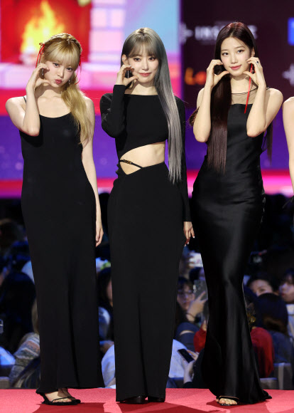 그룹 르세라핌이 25일 오후 인천 영종도 인스파이어 엔터테인먼트 리조트에서 열리는 ‘2023 SBS 가요대전’에서 포즈를 취하고 있다. 2023.12.25  연합뉴스