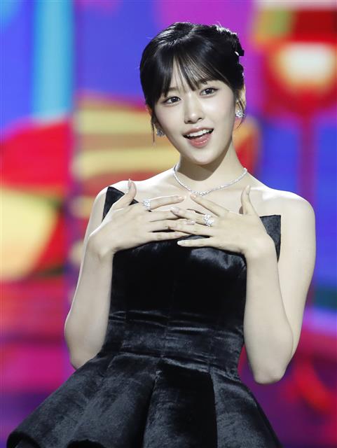 아이브 안유진이 크리스마스인 25일 오후 인천 중구 인스파이어 아레나에서 열린 ‘2023 SBS 가요대전’ 레드카펫 행사에서 포즈를 취하고 있다. 2023.12.25 뉴스1