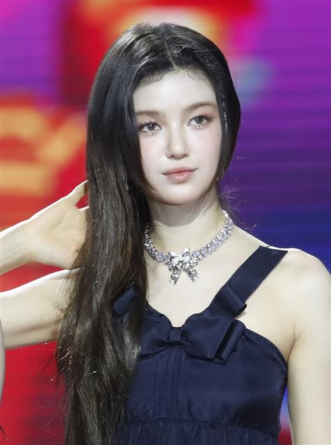 뉴진스의 다니엘이 크리스마스인 25일 오후 인천 중구 인스파이어 아레나에서 열린 ‘2023 SBS 가요대전’ 레드카펫 행사에서 포즈를 취하고 있다. 2023.12.25 뉴스1