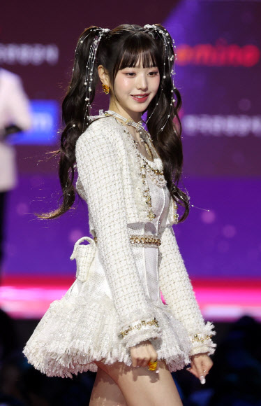 그룹 아이브의 장원영이 25일 오후 인천 영종도 인스파이어 엔터테인먼트 리조트에서 열리는 ‘2023 SBS 가요대전’에서 레드카펫을 걷고 있다. 2023.12.25  연합뉴스