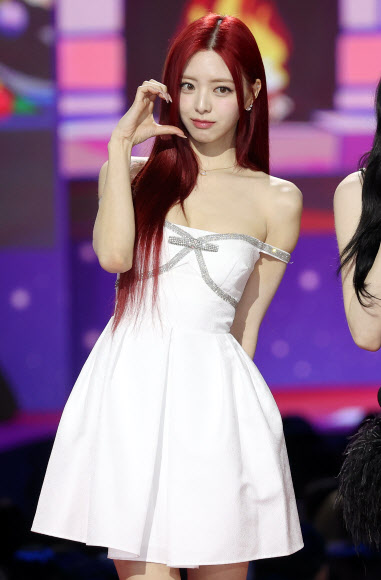 그룹 있지의 유나가 25일 오후 인천 영종도 인스파이어 엔터테인먼트 리조트에서 열리는 ‘2023 SBS 가요대전’에서 포즈를 취하고 있다. 2023.12.25  연합뉴스