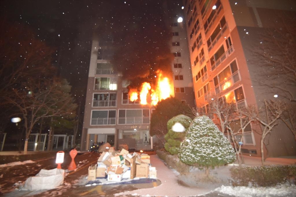 성탄절인 25일 오전 4시57분쯤 서울 도봉구 방학동의 한 아파트에서 불이 나 2명이 숨지고 36명이 다치는 사고가 발생했다. 2023.12.25 도봉소방서 제공