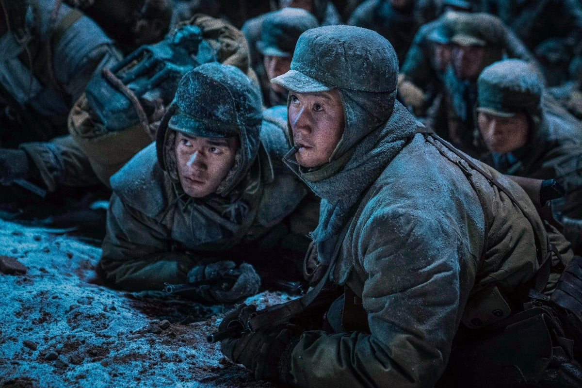 중국 국민배우 우징(오른쪽)이 주연을 맡은 애국주의 영화인 2021년작 ‘장진호’의 한 장면.