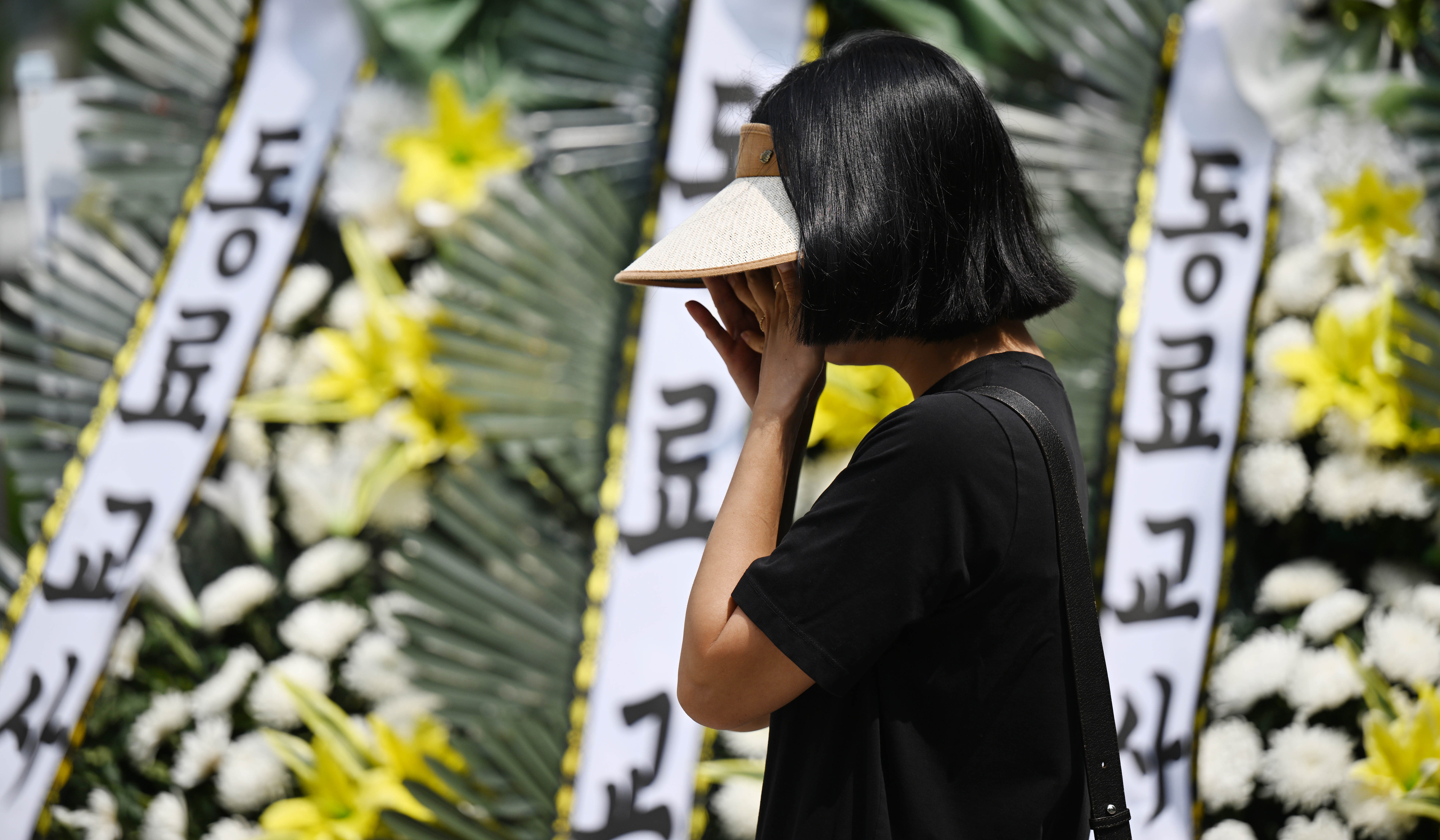 20일 오전 서울 서초구의 한 초등학교 앞에서 한 여성이 눈물을 흘리고 있다. 2023.7.20 홍윤기 기자