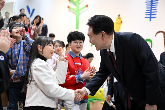 윤석열 대통령이 26일 세종시 국립박물관단지에서 열린 국립어린이박물관 개관식에서 어린이들과 악수하고 있다.  2023.12.26. 대통령실 제공