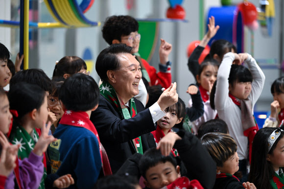 윤석열 대통령이 26일 세종시 국립박물관단지에서 열린 국립어린이박물관 개관식에서 어린이들과 기념 촬영을 하고 있다. 2023.12.26. 대통령실 제공