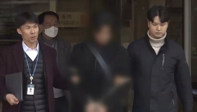 제자와 수차례 성관계를 맺은 혐의를 받는 20대 체육교사(가운데)가 26일 서울중앙지법에서 구속심사를 받고 나오는 모습. 연합뉴스TV 캡처