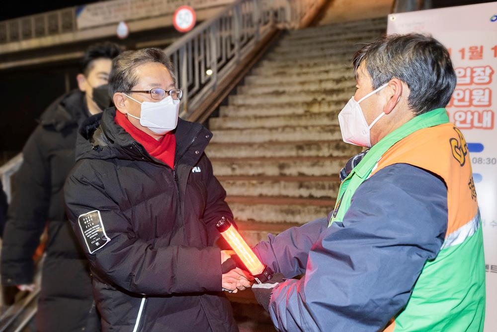 최호권(왼쪽) 영등포구청장이 지난해 선유도 해맞이 사전 현장점검 도중 관계자들을 격려하고 있다. 영등포구 제공