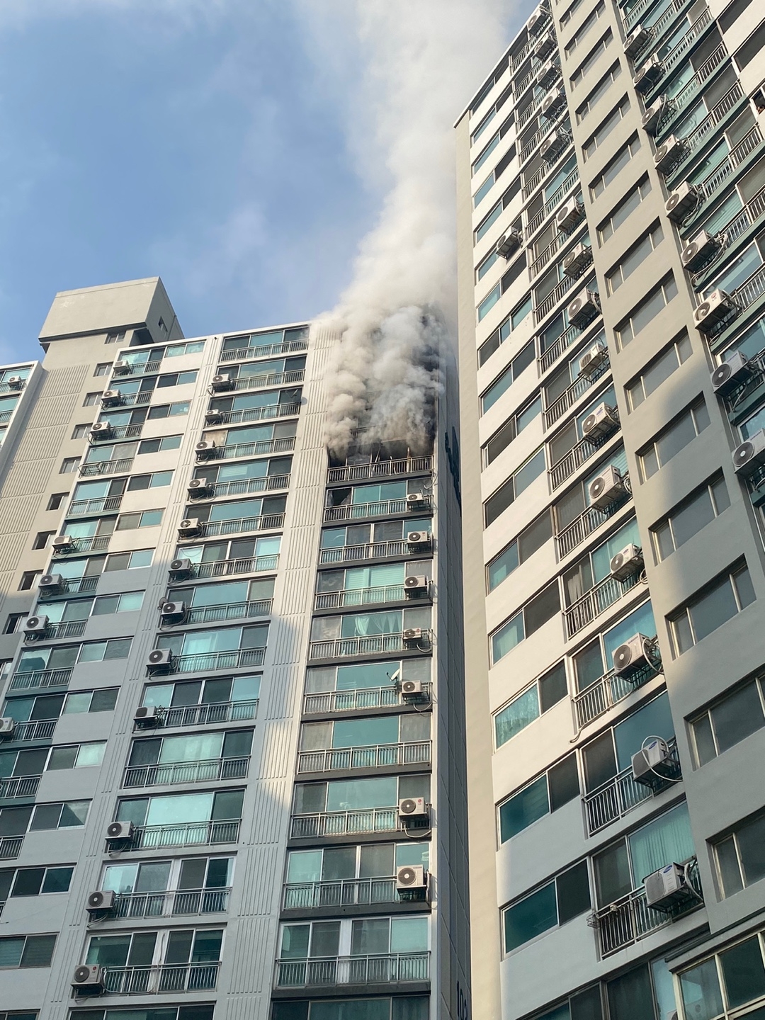 27일 오후 1시쯤 경기도 수원시 영통구의 한 20층짜리 아파트 16층에서 원인 모를 화재가 발생했다. 경기도소방재난본부 제공
