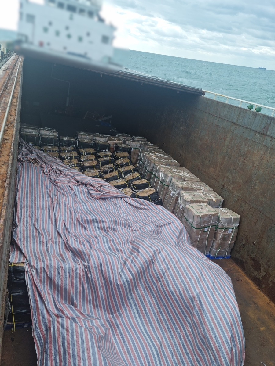 담배 재료를 밀반출 하기 위해 북한 영해를 항해한 선박에 실린 화물. 부산해경 제공