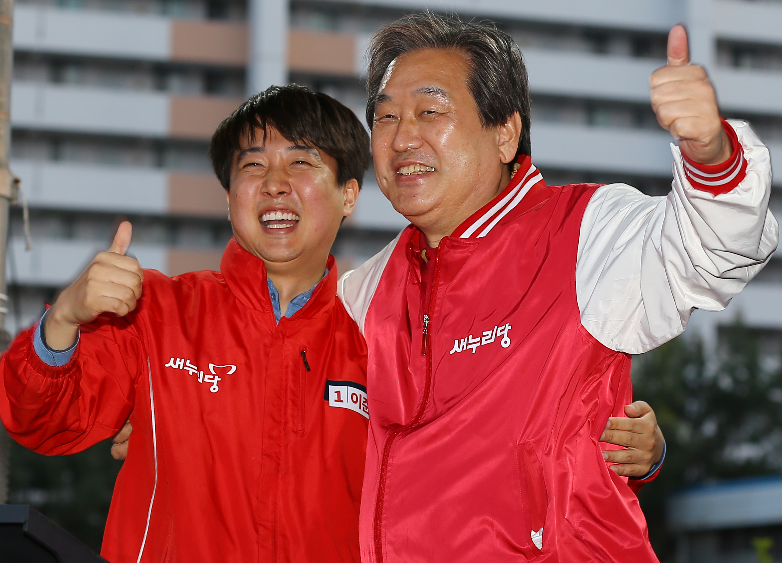 새누리당 김무성 대표가 12일 오후 서울 노원구 온곡초등학교 사거리에서 이준석 후보(노원구병)와 유세를 마친 뒤 승리를 다짐하고 있다. 2016.4.12   연합뉴스