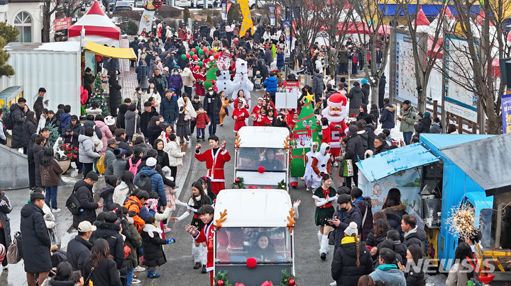 전북 임실치즈테마파크에서 열린 ‘2023 임실 산타축제’에서 산타 퍼레이드가 지나고 있다. 임실군청 제공