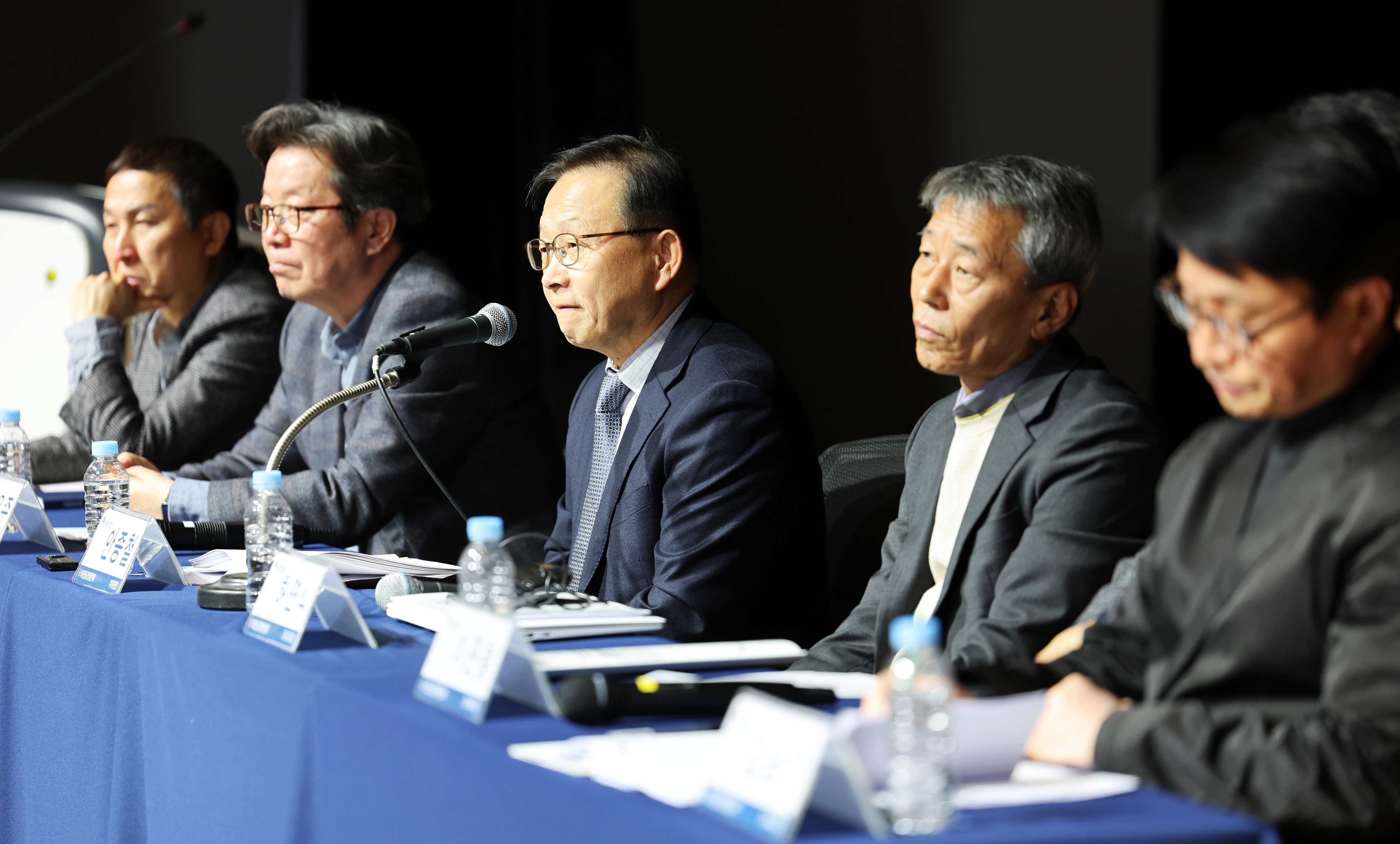 20일 오후 광주 서구 5·18 기념문화센터에서 열린 ‘5·18 진상 규명과 이후 방향을 모색하는 공개토론회’에서 5·18 진상규명조사위원회 관계자들이 시민 질의를 받고 있다. 2023.12.20 광주 연합뉴스