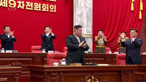 북한 김정은 국무위원장이 지난 26일 당중앙위원회 본부 청사에서 소집된 제8기 제9차 전원회의 확대회의에 참석했다고 조선중앙TV가 27일 보도했다. 2023.12.27  조선중앙TV 화면