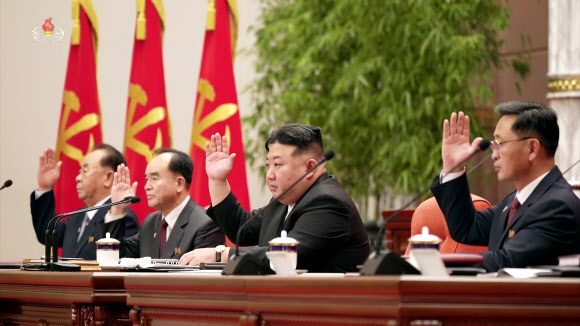 북한 김정은 국무위원장이 지난 26일 당중앙위원회 본부 청사에서 소집된 제8기 제9차 전원회의 확대회의에 참석했다고 조선중앙TV가 27일 보도했다.  2023.12.27  조선중앙TV 화면