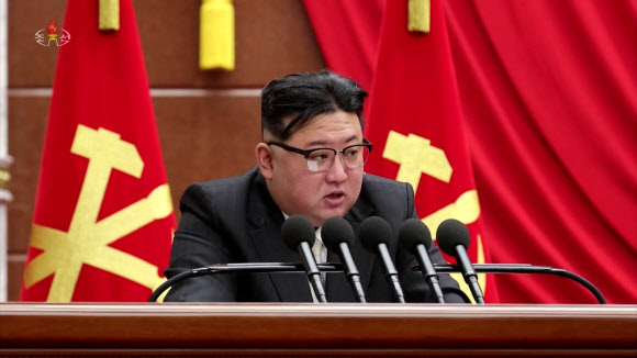 북한 김정은 국무위원장이 지난 26일 당중앙위원회 본부 청사에서 소집된 제8기 제9차 전원회의 확대회의에 참석했다고 조선중앙TV가 27일 보도했다.  2023.12.27  조선중앙TV 화면