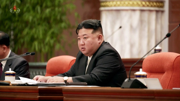 북한 김정은 국무위원장이 지난 26일 당중앙위원회 본부 청사에서 소집된 제8기 제9차 전원회의 확대회의에 참석했다고 조선중앙TV가 27일 보도했다.  2023.12.27  조선중앙TV 화면