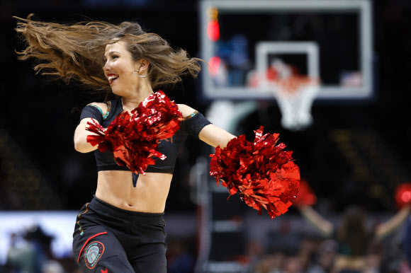 26일(현지시간) 미국 워싱턴의 캐피털원 아레나에서 열린 미국 프로농구(NBA) 워싱턴 위저즈와 올랜도 매직의 경기에서 타임아웃 동안 워싱턴 위저즈 댄서들이 공연을 펼치고 있다. USA TODAY Sports 연합뉴스