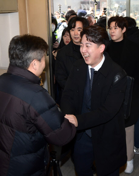 이준석 전 국민의힘 대표가 27일 오후 서울 노원구 한 식당에서 국민의힘 탈당과 향후 정치 행보에 대해 밝히는 기자회견을 하기 위해 입장하고 있다. 2023.12.27  공동취재