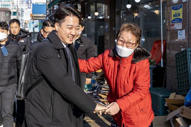 이준석 전 국민의힘 대표가 27일 서울 노원구 한 음식점에서 탈당 기자회견을 하기 위해 이동하던 중 지지자와 인사를 나누고 있다.  2023.12.27 공동취재