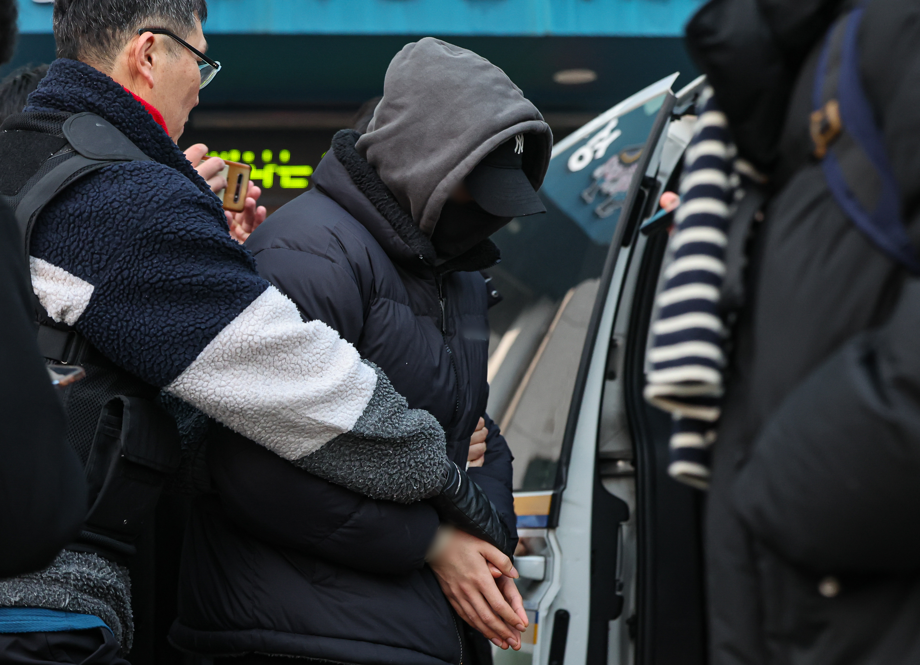 ‘경복궁 2차 낙서 테러범’ 구속 송치…문화재보호법 위반 혐의