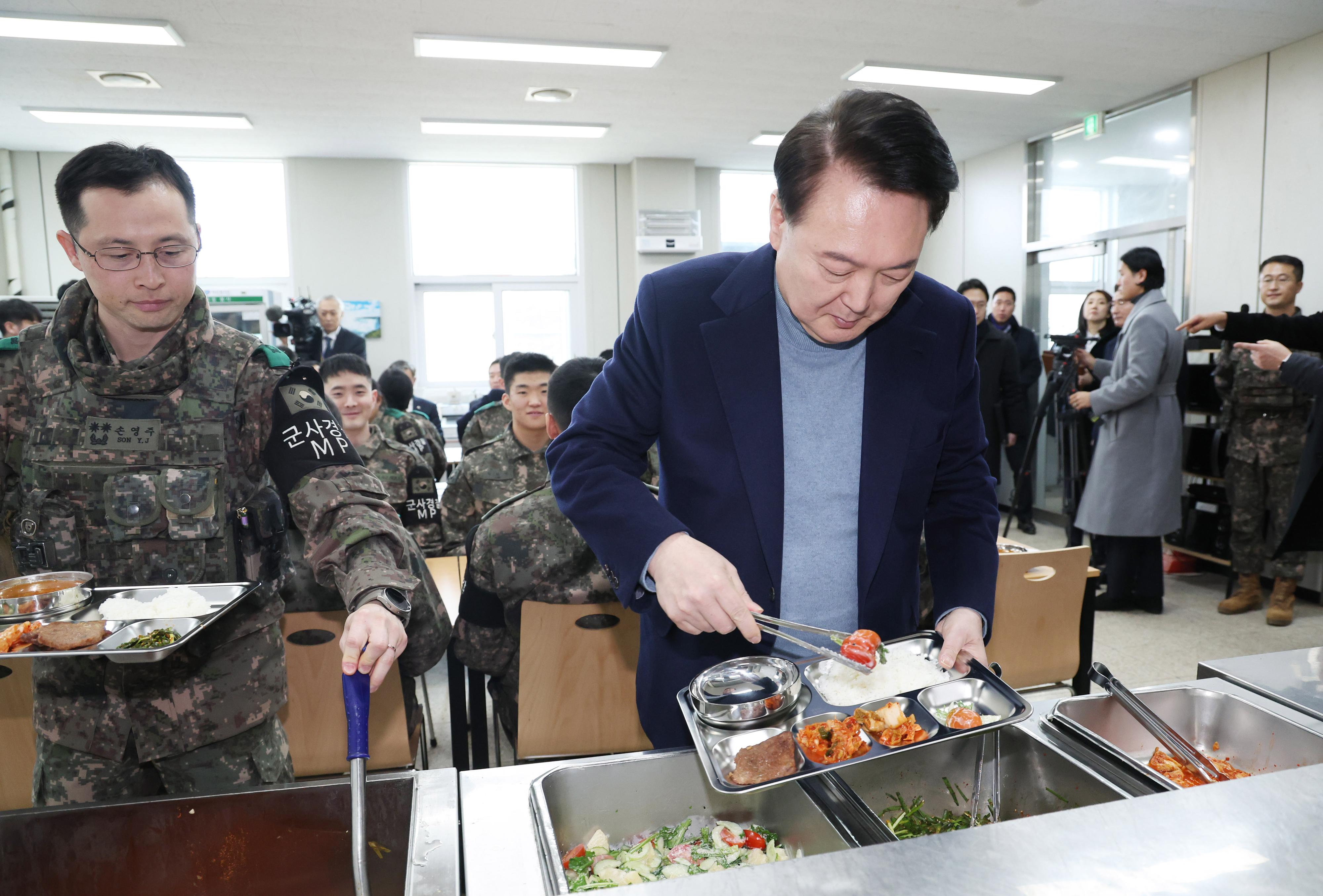 윤석열 대통령이 28일 경기 연천군 중부 전선 전방부대 관측소 식당에서 가진 장병들과의 오찬에서 직접 배식받고 있다. 2023.12.28 대통령실통신사진기자단