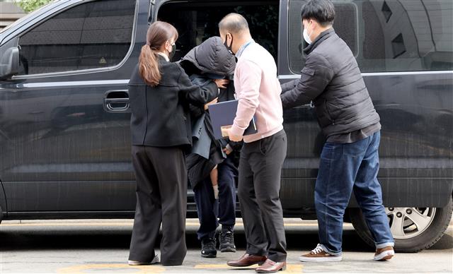 아이 안고 영장실질심사 향하는 故이선균 협박 여성