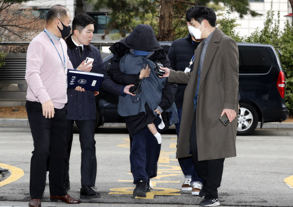 서울 강남 소재 유흥업소 여실장과 함께 배우 고(故) 이선균(48)씨를 협박, 금품을 갈취한 혐의로 사전 구속영장이 청구된 20대 여성이 28일 오후 인천 미추홀구 인천지법에서 구속 전 피의자 심문(영장실질심사)에 출석하기 위해 이동하고 있다. 2023.12.28. 뉴시스