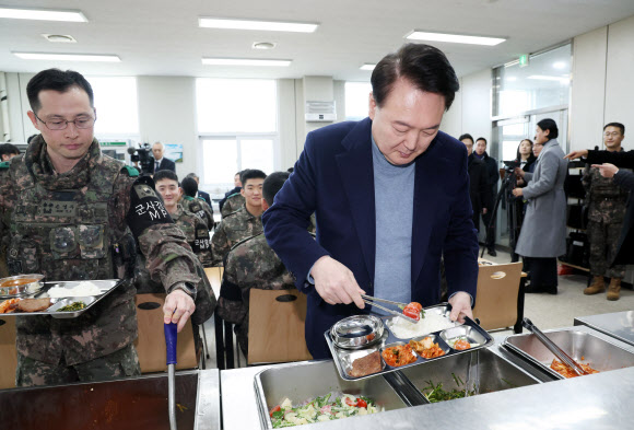 최전방 부대에서 직접 배식받는 윤석열 대통령