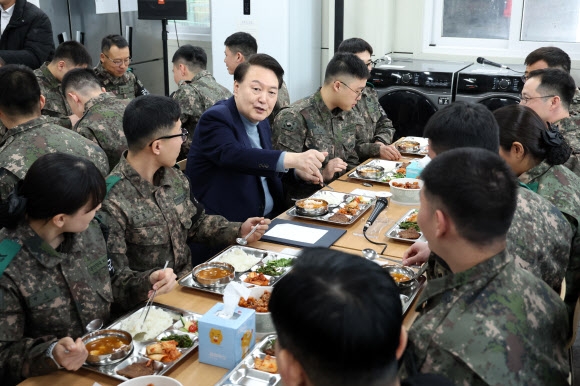 윤석열 대통령, 최전방 부대에서 장병들과 오찬