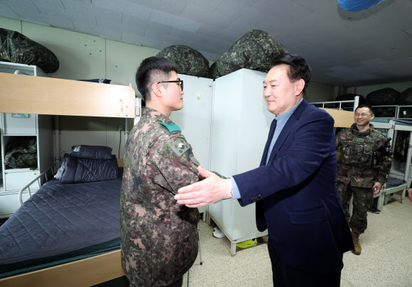 윤석열 대통령, 최전방에서 초급 간부들 격려