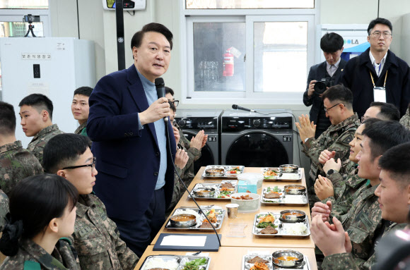 윤석열 대통령이 28일 경기 연천군 군사분계선 전방부대인 육군제5보병사단 5중대 관측소 병영식당에서 장병들과 오찬에 앞서 발언을 하고 있다. 2023.12.28. 뉴시스