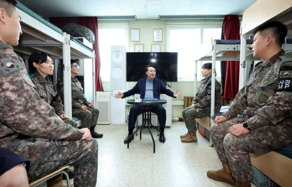 윤석열 대통령이 28일 경기 연천군 전방부대 내 병영생활관에서 초급간부들과 간담회를 하고 있다. 2023.12.28. 뉴시스