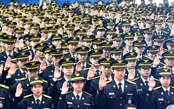27일 경기도 용인시 남사면 경기도소방학교에서 열린 제77기 신임 소방공무원 임용식에서 소방대원들이 선서를 하고 있다. 2023.12.28. 뉴시스
