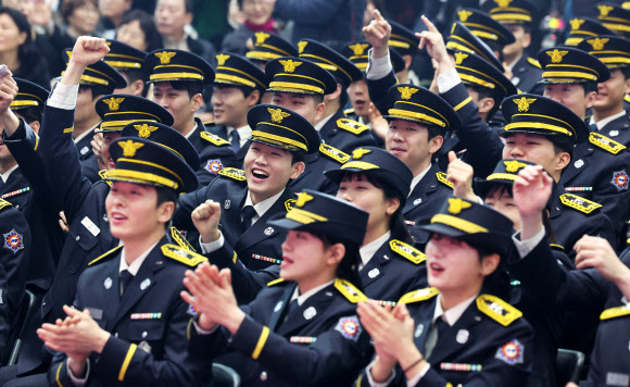 공연 즐기는 신임 소방관들