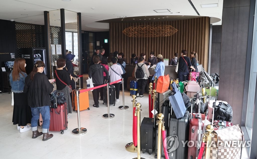 최근 관광객이 증가하면서 지난 5월 21일 서울 명동의 한 호텔에서 외국인 관광객 등 이용객들이 줄을 지어 체크인을 하고 있다. 연합뉴스