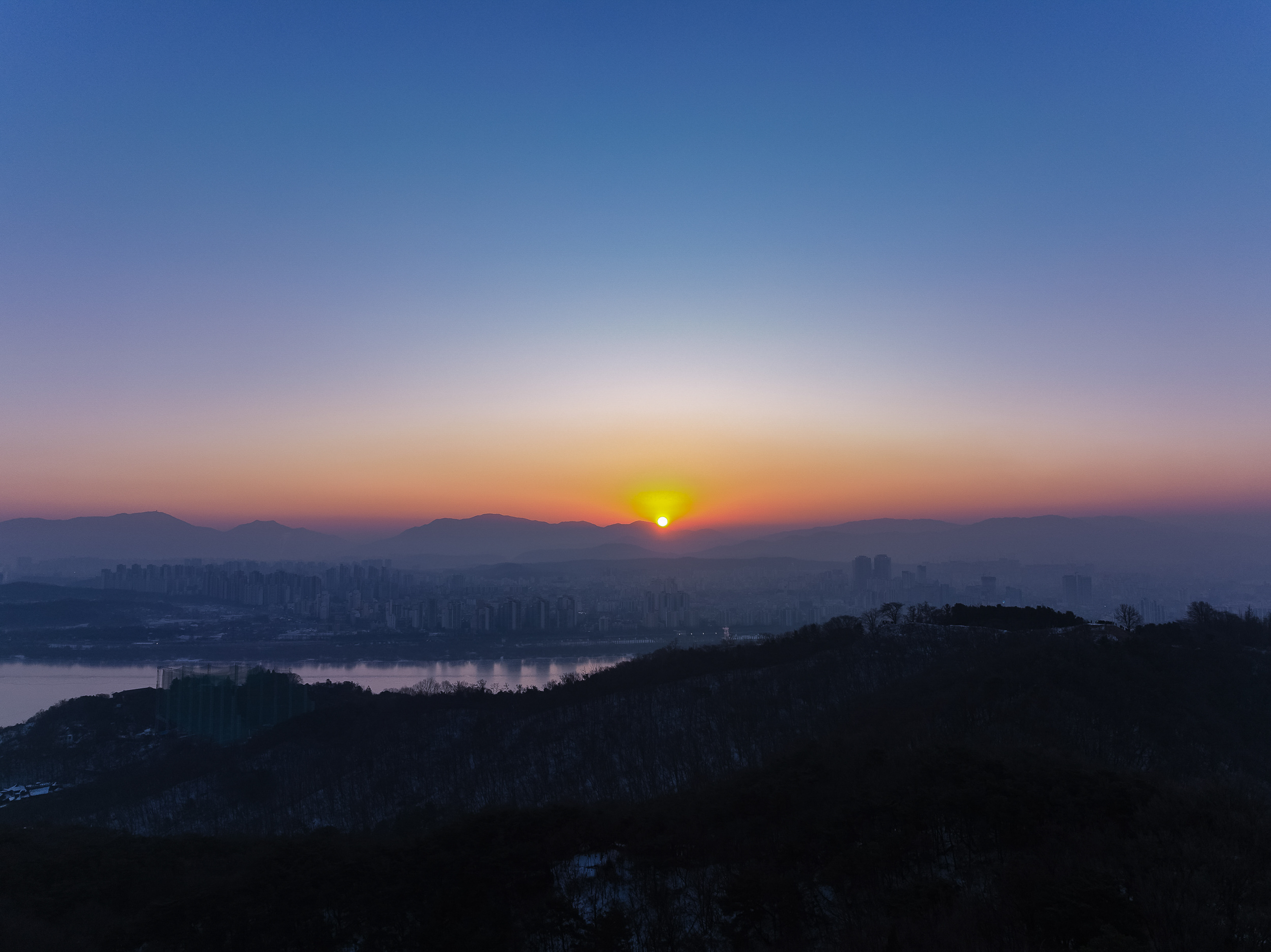 서울 광진구 아차산에서 바라본 일출 장면. 광진구 제공