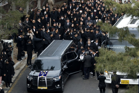 고 이선균, 가족·동료 배웅 속 영면