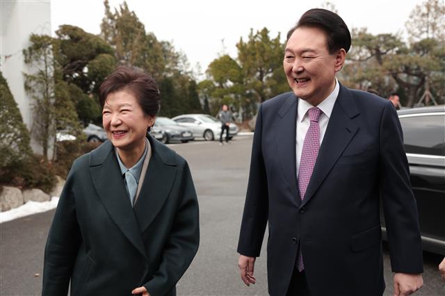 윤석열 대통령이 29일 박근혜 전 대통령을 서울 용산구 한남동 관저로 초대해 오찬 전 마중나와 인사하고 있다. 2023.12.29 대통령실 제공