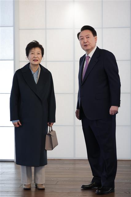 박근혜 전 대통령에게 관저 소개하는 윤석열 대통령