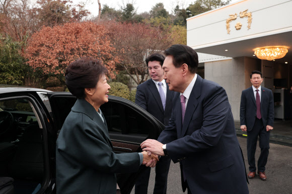 박근혜 전 대통령 영접하는 윤석열 대통령