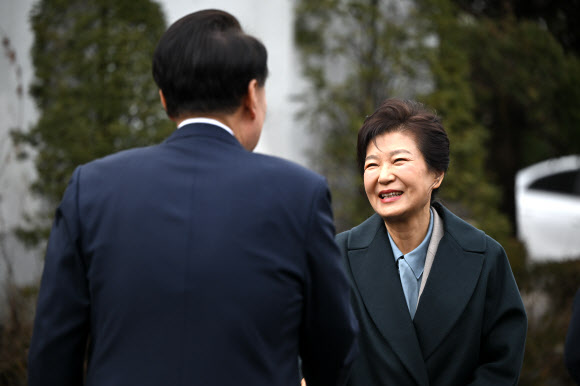 윤석열 대통령이 29일 서울 한남동 관저에서 박근혜 전 대통령과 만나 인사하고 있다. 2023.12.29 대통령실 제공