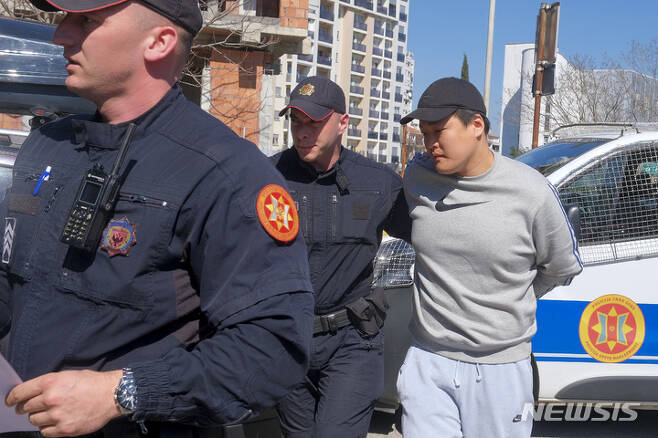 권도형 전 테라폼랩스 대표가 지난 3월 24일(현지시각) 몬테네그로 수도 포드고리차 법원에 출석하는 모습. AP 자료사진 뉴시스